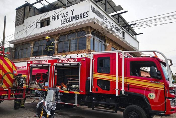 Incendio en parte alta de tienda de abarrotes moviliza a bomberos de Pátzcuaro