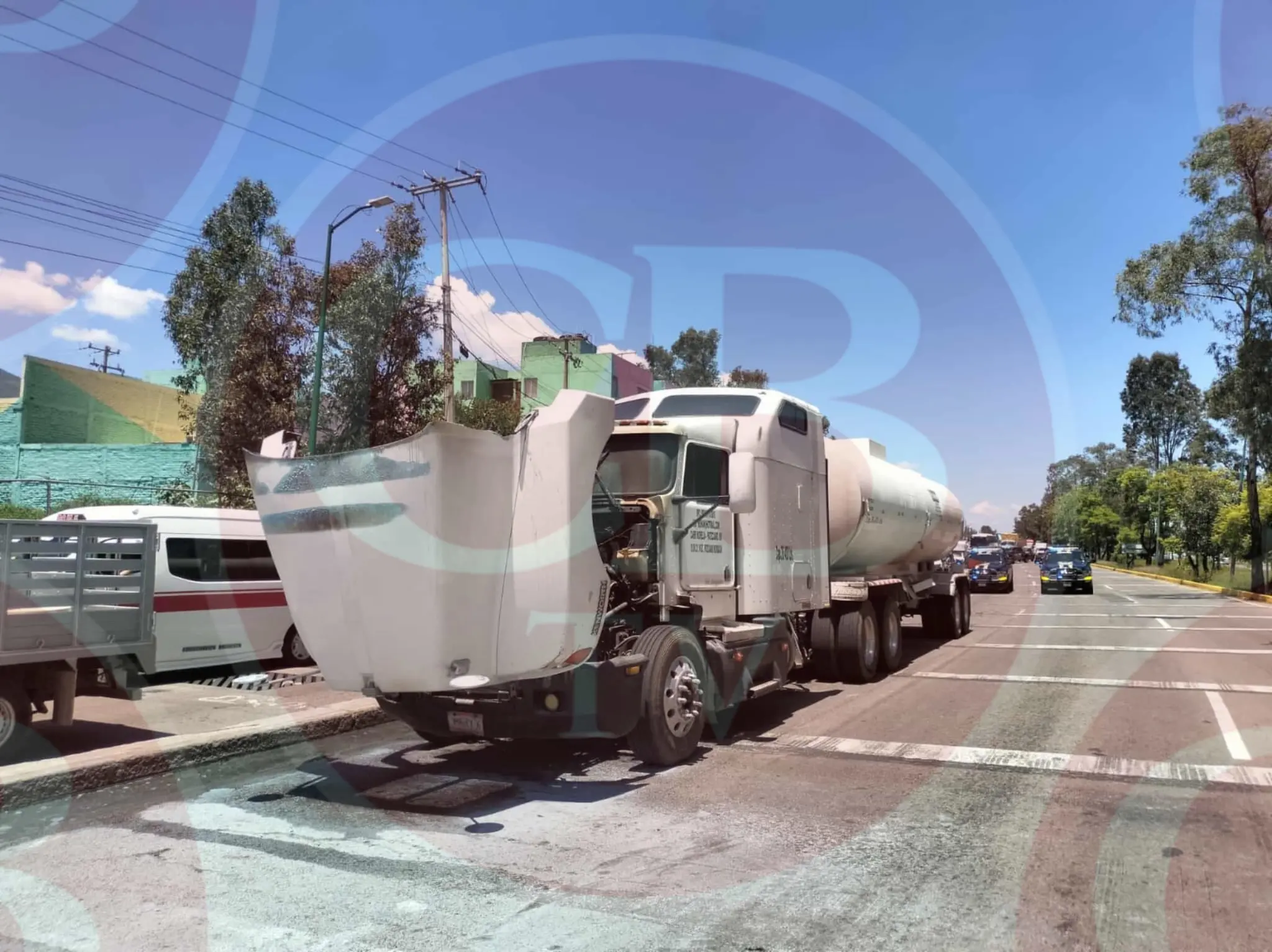 Incendio en pipa de gasolina moviliza a cuerpos de emergencia en Morelia