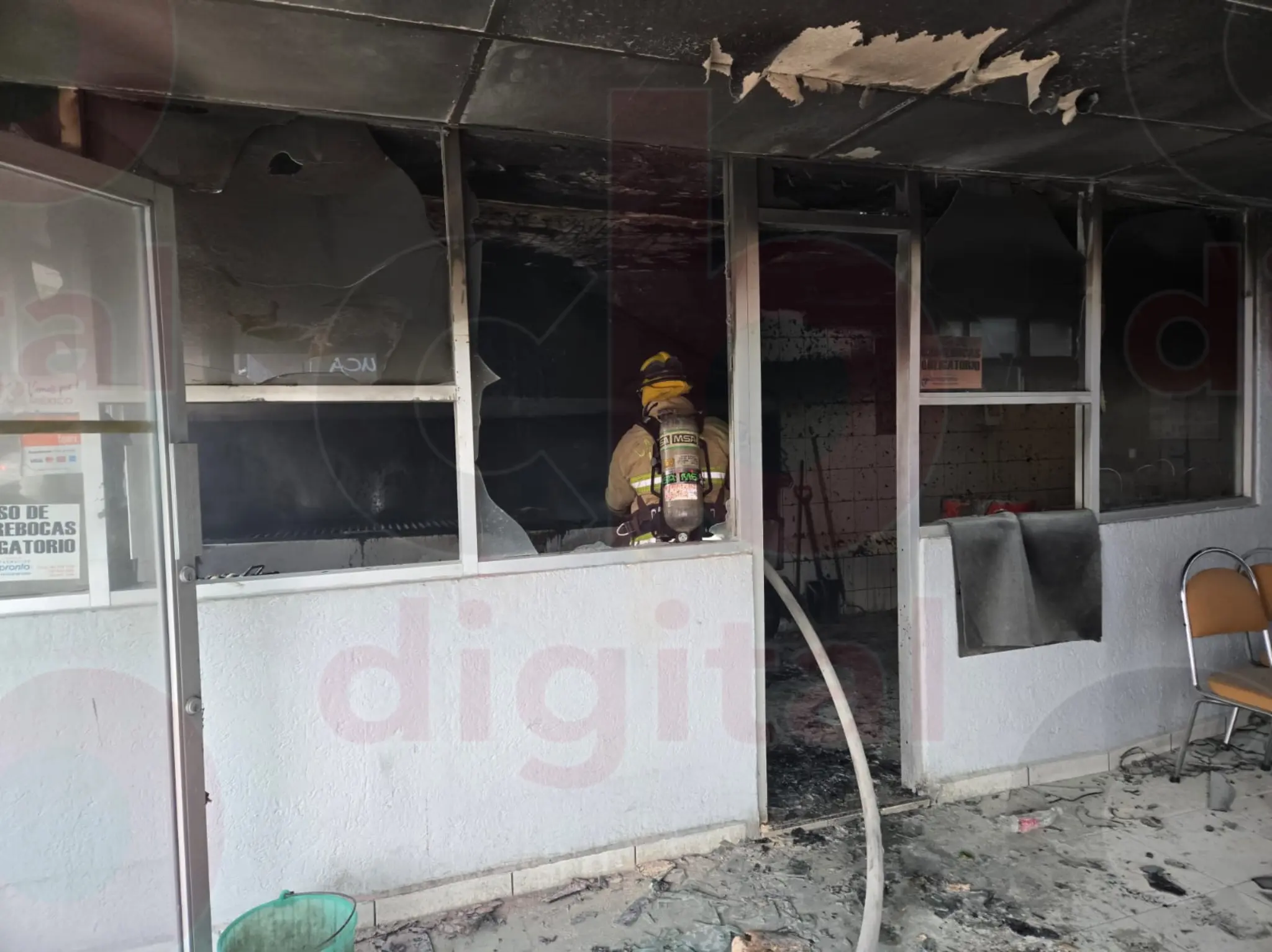 Incendio por acumulación de grasa moviliza a bomberos en “Sabri Pollo” de Zamora