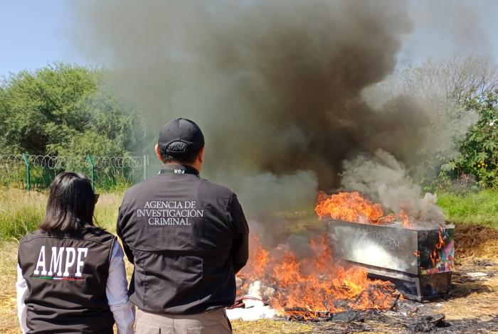 Incineran casi una tonelada de dr0g4 y destruyen embarcaciones