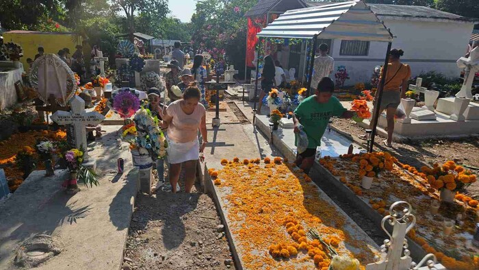 Incrementa la afluencia en panteones municipales durante el Día de Muertos