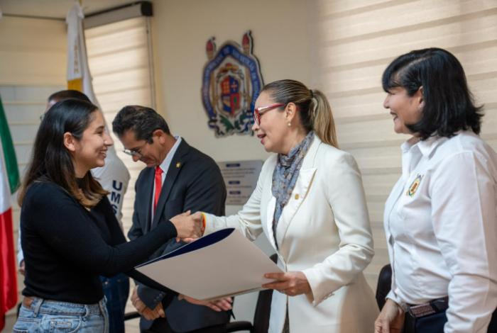 Incrementa titulación en un 100 por ciento en la UMSNH, con programa impulsado por Yarabí Ávila