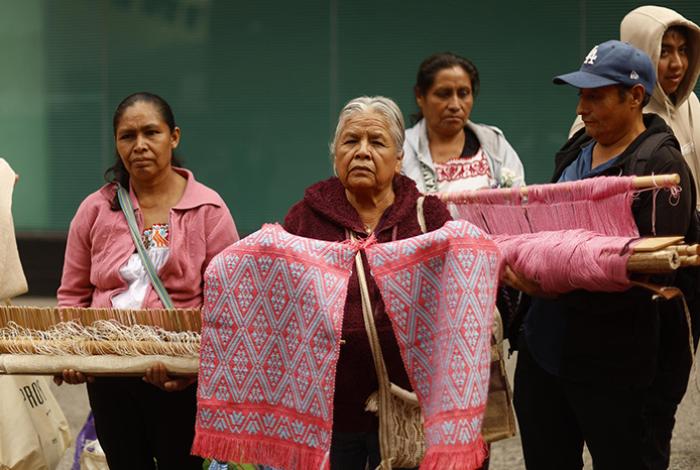 Indígenas exigen disculpas públicas por apropiación indebida de sus artesanías