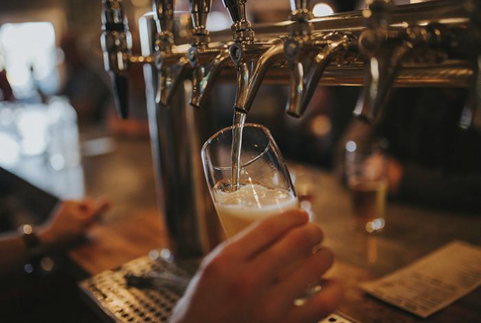 Inglaterra autoriza apertura de pubs hasta la madrugada por partido contra México