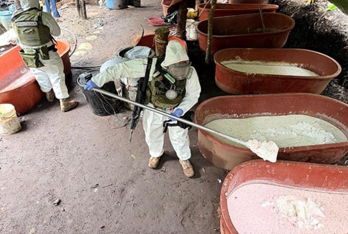 Inhabilitan un laboratorio clandestino con toneladas de metanfetamina en Zitácuaro