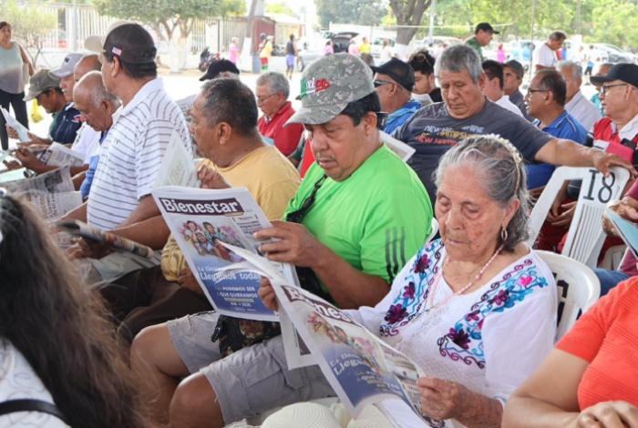Inicia entrega de tarjetas para Adultos Mayores y Mujeres Bienestar inscritos en abril