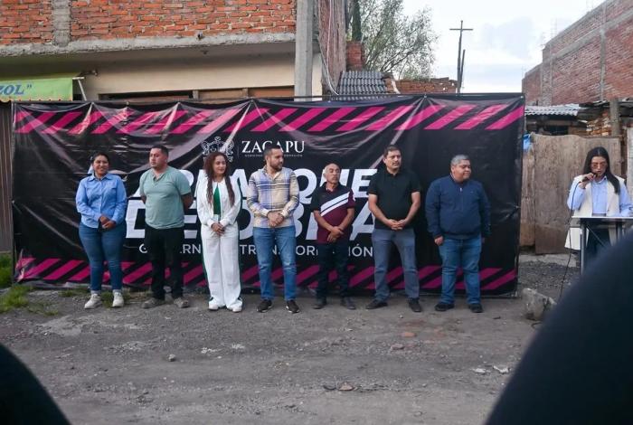 Inicia Mónica Valdez la pavimentación de la calle Benito Quezada en la colonia Wenceslao en Zacapu