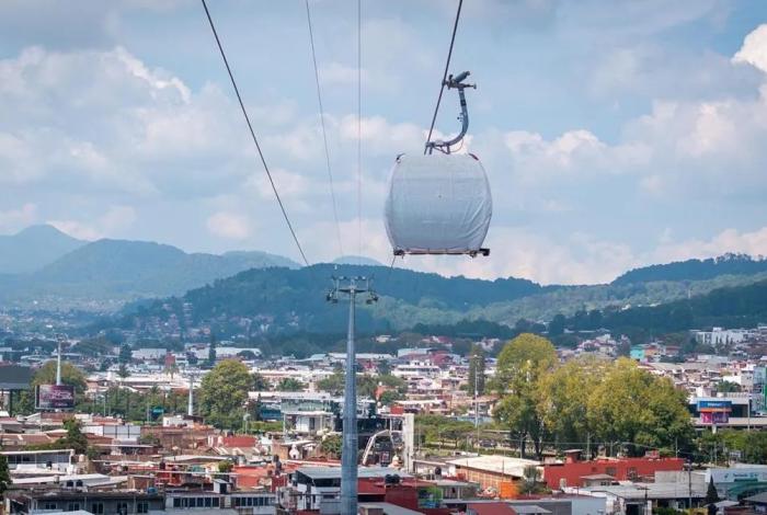 Inicia por aire el traslado de cabinas del teleférico de Uruapan