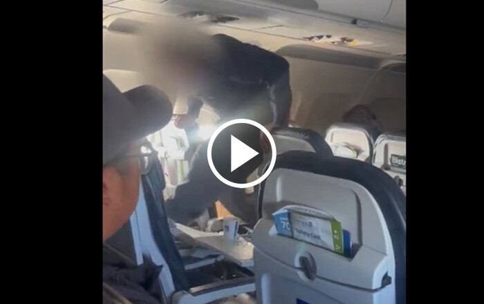 Inmovilizan a pasajero por patear su asiento en vuelo de la United Airlines