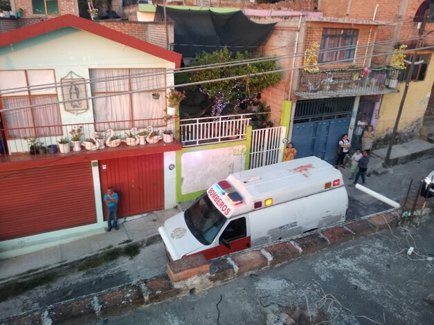 Instalaba sus luces navideñas y se electrocutó