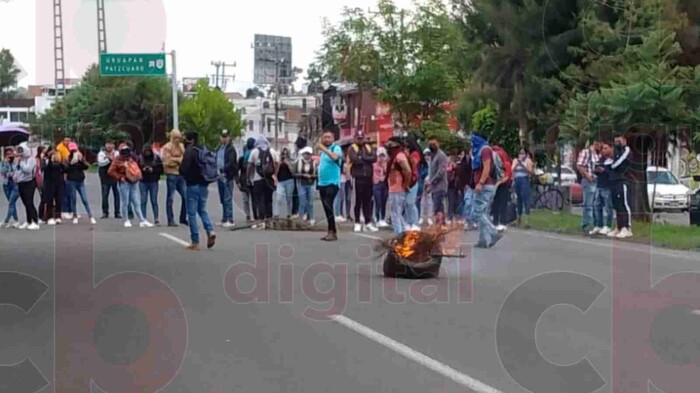 Integrantes del UESICAMM queman llantas en el libramiento de Morelia