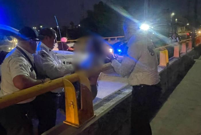 Intensa movilización para resguardar a mujer en riesgo, en puente vehicular