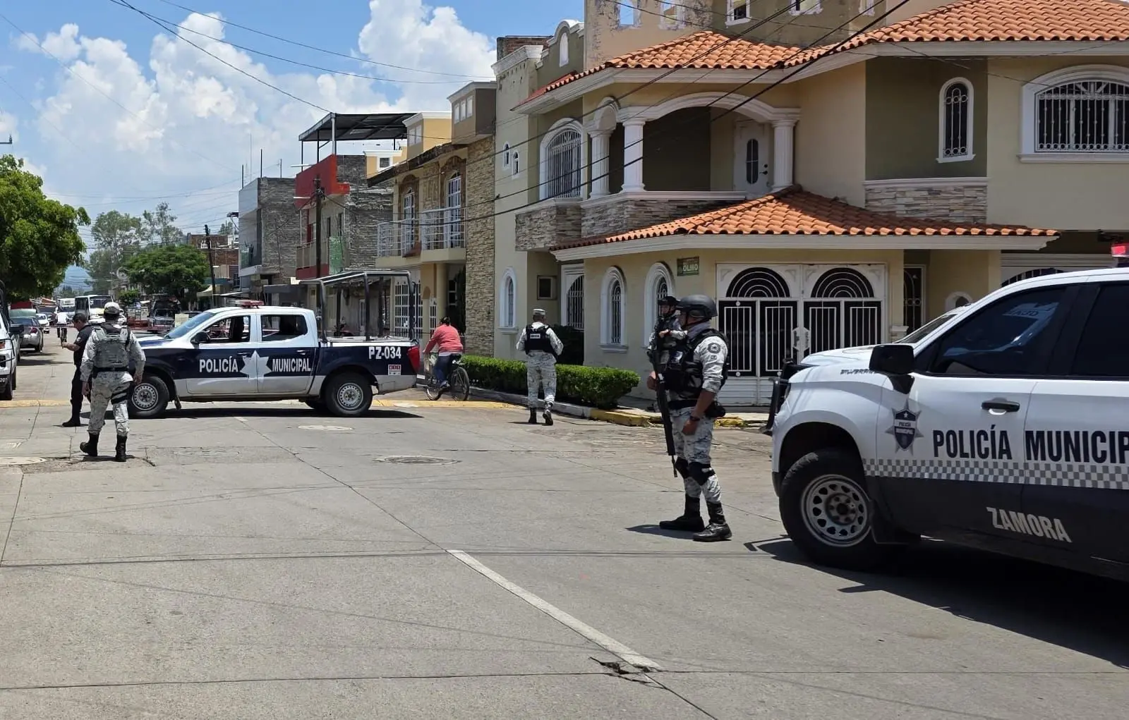 Intentan ejecutarlo, pero sobrevive y huye herido en su auto