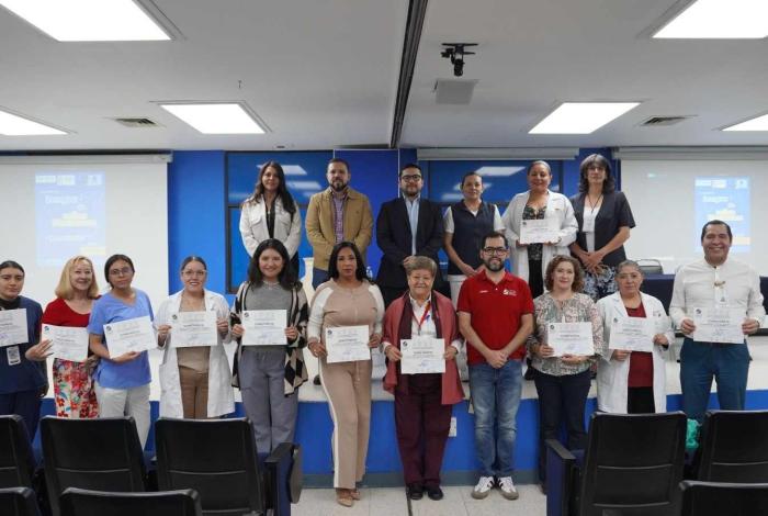 Intérpretes de Lengua de Señas Mexicana, de la CEDH, capacitan a personal del Hospital de la Mujer