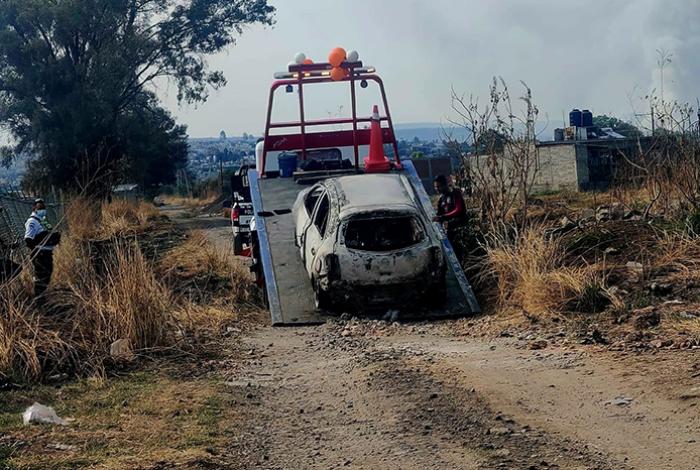 Investigan hallazgo de Nissan March calcinado al norte de Morelia
