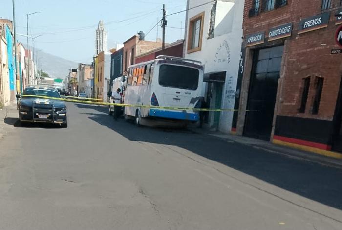 Investigan la muert3 de un hombre de la tercera edad en un camión del transporte, en Morelia