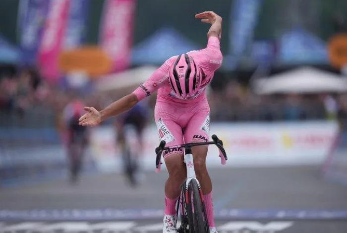Isaac del Toro con paso firme en el Giro de Italia 2025 al ganar la etapa 17