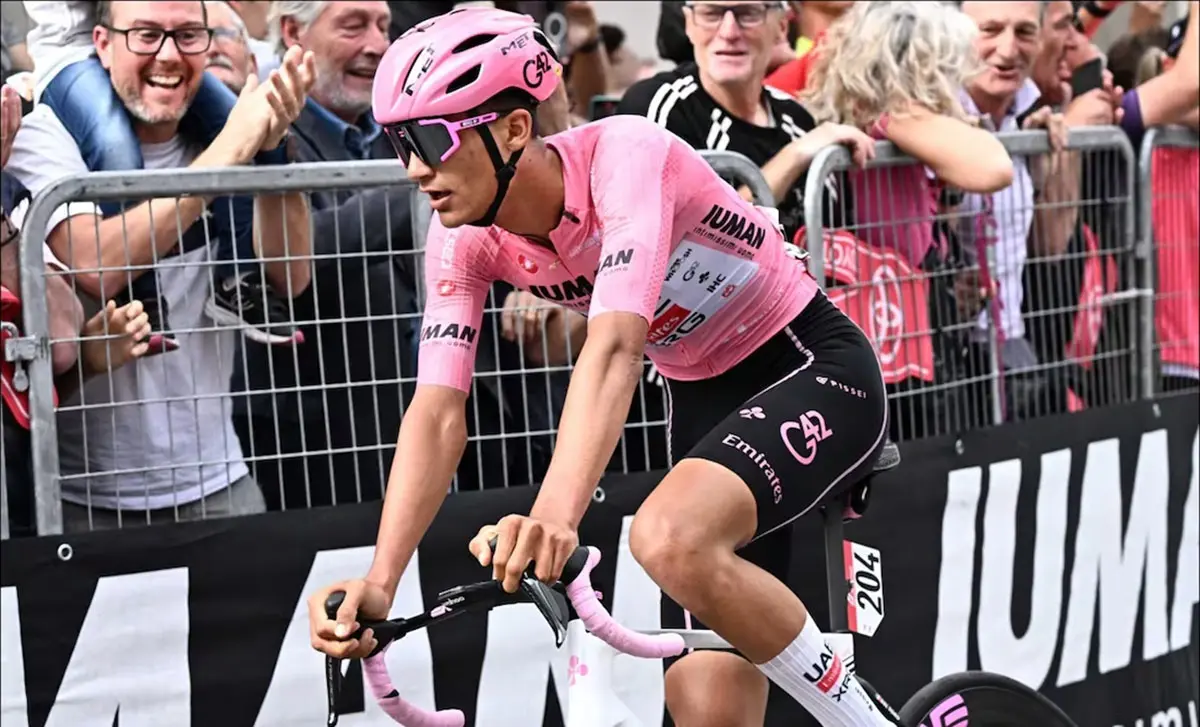 Isaac del Toro continúa liderando en el Giro de Italia