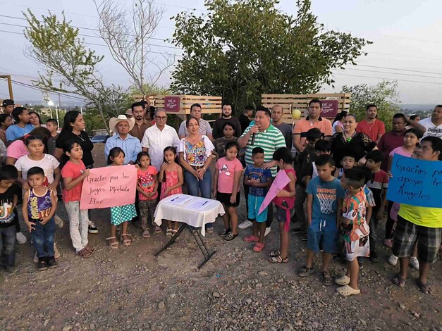 Itzé Camacho y Manuel Esquivel Inauguran Juegos en Cancha De Usos Múltiples en Las Flores Celestes en Las Guacamayas