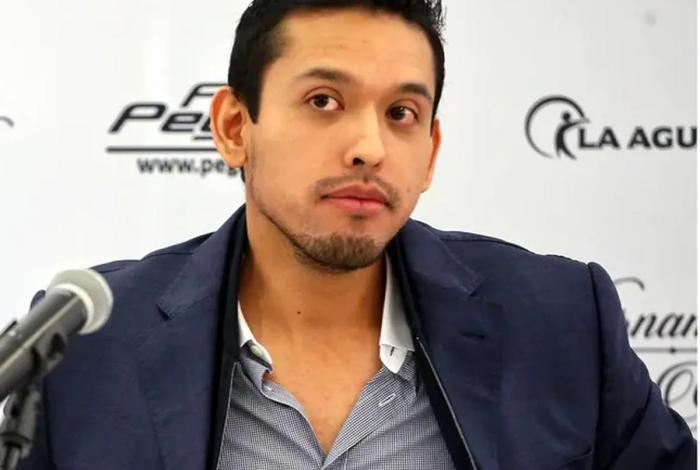 Iván Aguilera detiene estreno de obra musical sobre Juan Gabriel