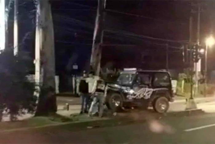 Jeep choca contra árbol en la Madero poniente de Morelia