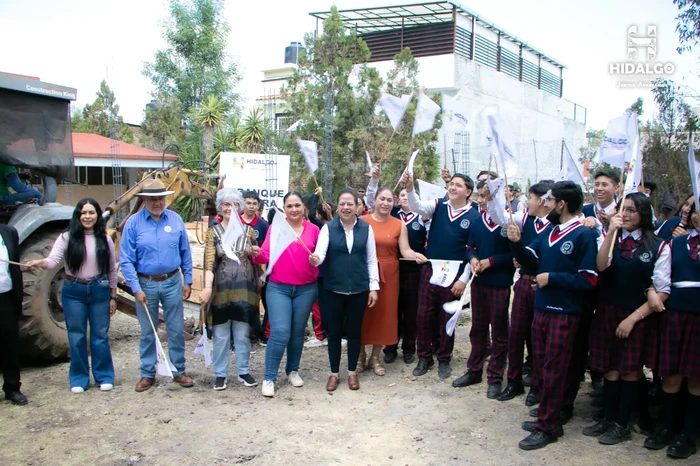 Jeovana Alcántar, dio el banderazo de inicio a los trabajos de un aula, en la Escuela Secundaria Técnica 51 Forestal