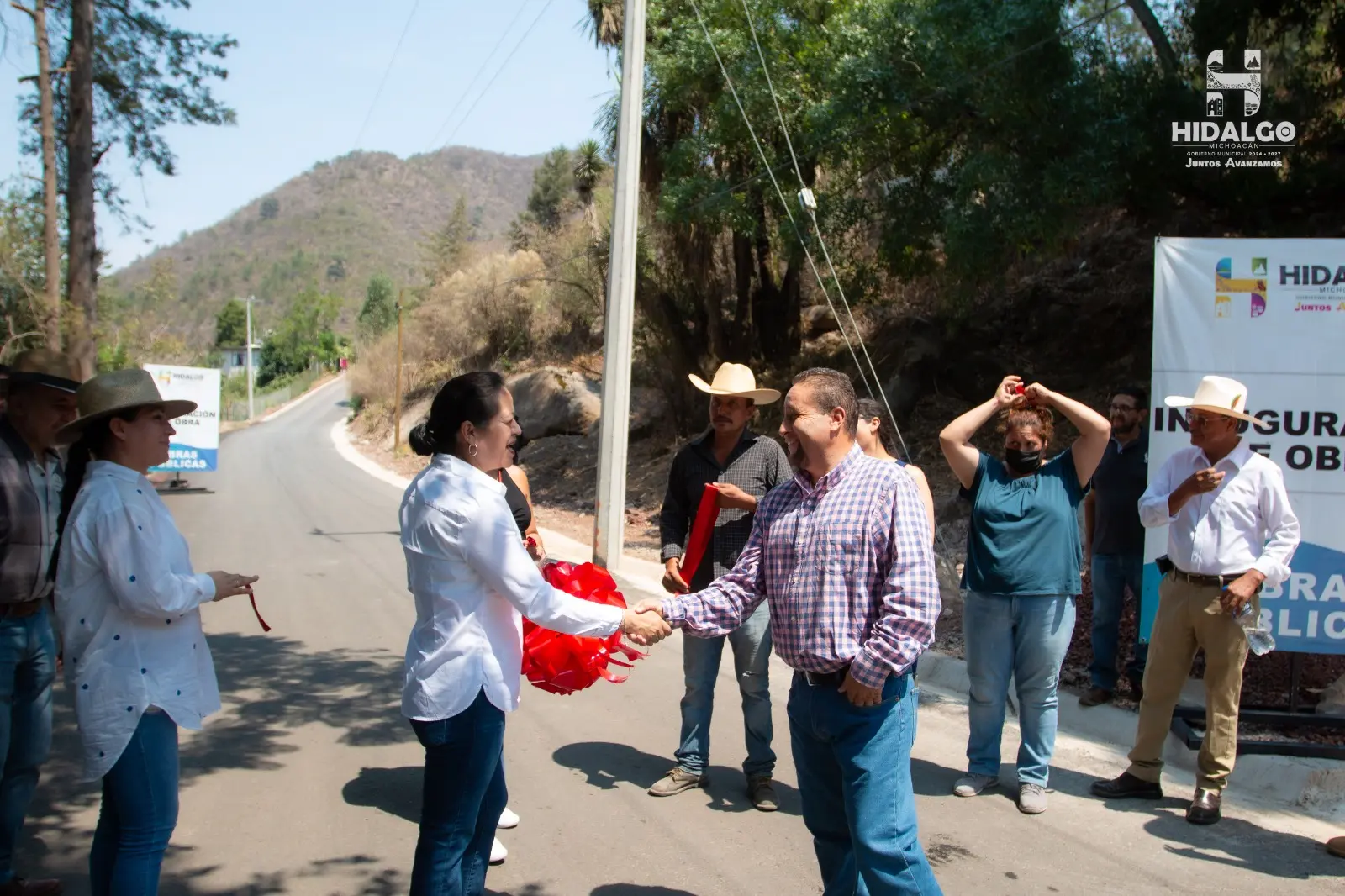 Jeovana Alcántar, inauguró la Segunda Etapa de la pavimentación asfáltica del camino de acceso a la localidad de Caleras.