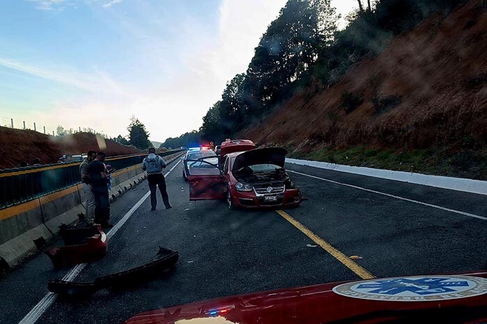 Jetta es impactado por tráiler que rebasaba a una camioneta en la autopista Siglo XXI