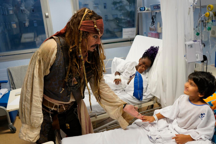 Johnny Depp aprovecha su visita al Festival de España y visita a niños de hospitales en su característico personaje