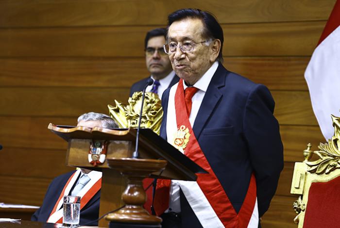 José María Balcázar es elegido presidente de Perú; garantiza transición electoral pacífica