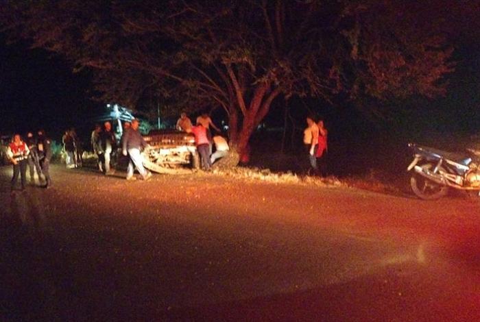 Joven fallece al volcar su camioneta en la carretera Uruapan-Ziracuaretiro