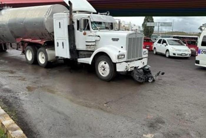 Joven motociclista queda lastimada tras ser chocada por tráiler en viaducto de salida a Charo, en Morelia