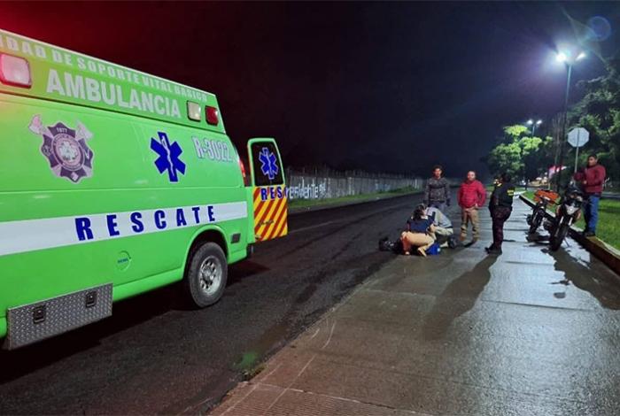 Joven motociclista resulta herido al derrapar en el libramiento oriente de Uruapan