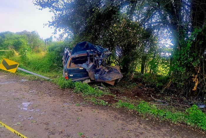 Joven muere al chocar su camioneta contra un árbol, en Tangancícuaro