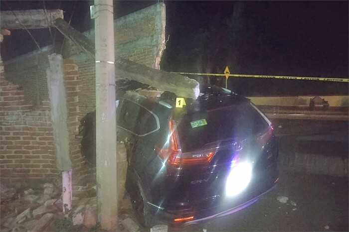 Joven perece al chocar su camioneta Honda CVR contra una palmera y una vivienda, en Tocumbo