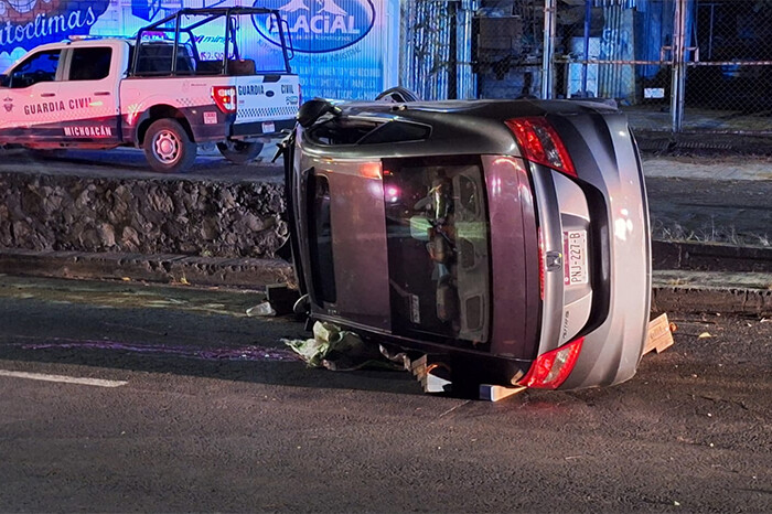 Joven pierde la vida al volcar su auto en la Calzada Benito Juárez, en Uruapan