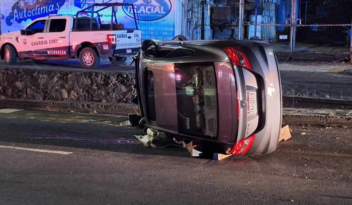 Joven pierde la vida al volcar su auto en la Calzada Benito Juárez de Uruapan