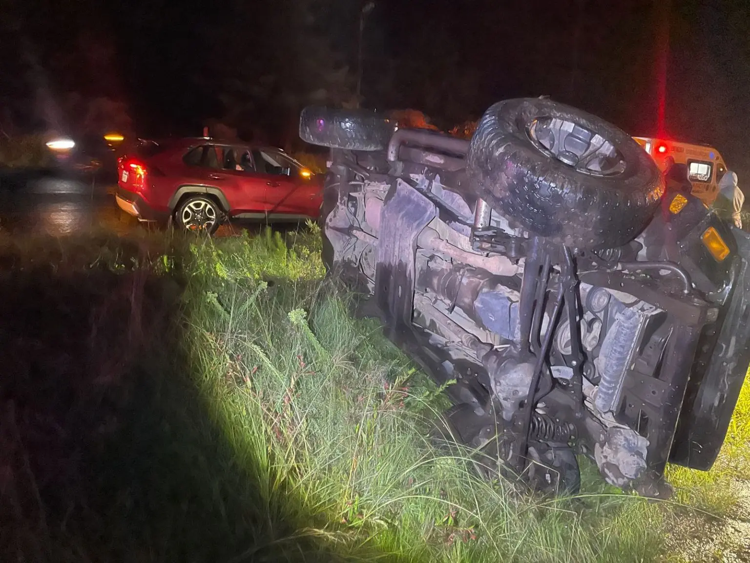 Joven resulta herido tras volcar su Jeep en el Libramiento Norte en Ciudad Hidalgo