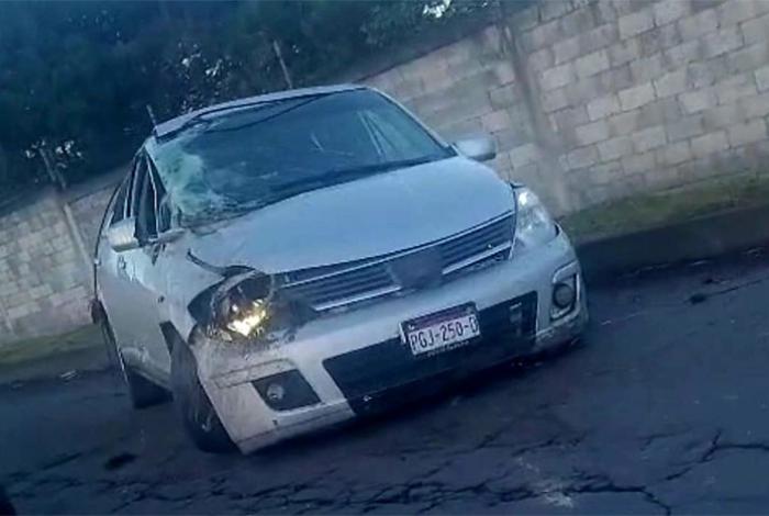 Joven sale disparado tras volcar su auto, en Uruapan; está grave