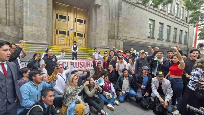 Jóvenes Exigen Reforma al Poder Judicial: Clausura Simbólica de la Suprema Corte