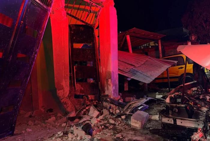 Jóvenes se salvan de milagro luego de chocar contra vivienda, en Tacámbaro