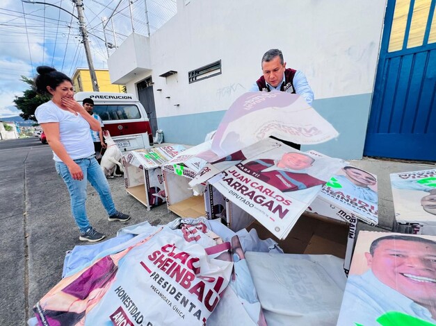 Juan Carlos Barragán dona casitas y lonas a lomitos de Ghapad