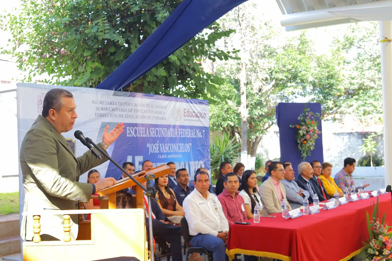 Juan Carlos Barragán rehabilita cancha con Échale una Mano a las Escuelas