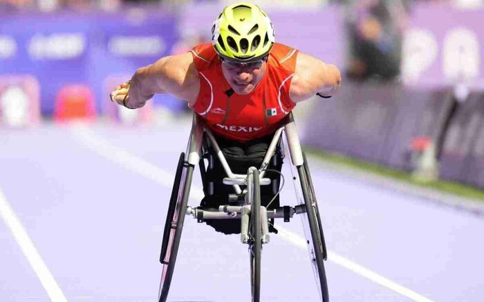 Juan Pablo Cervantes gana la medalla de oro con récord en los 100 de atletismo