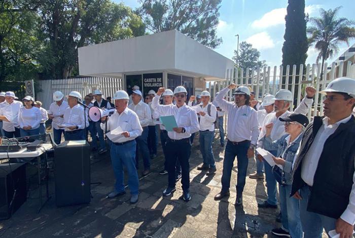 Jubilados de CFE protestan en Morelia por reducción de hasta 70% en sus pensiones