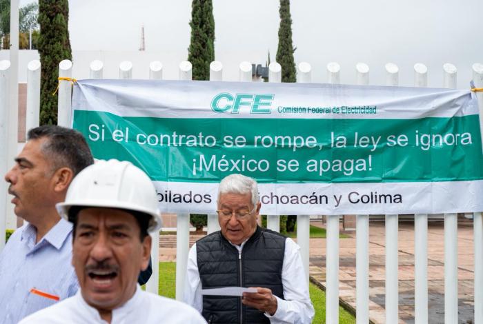 Jubilados de CFE se manifiestan por reforma contra pensiones doradas