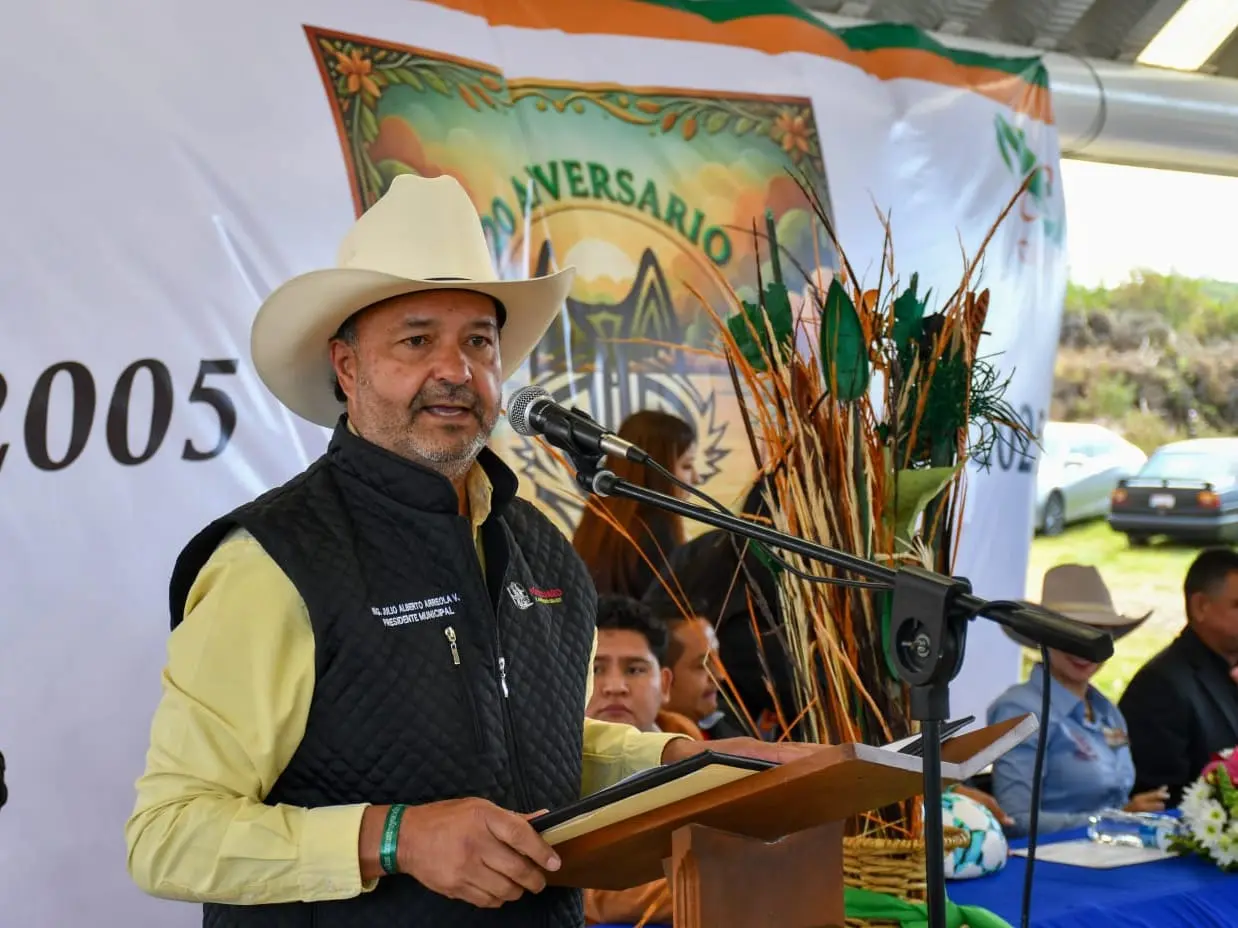Julio Arreola apuesta por la educación y reconoce 20 años del CECyTEM Huecorio