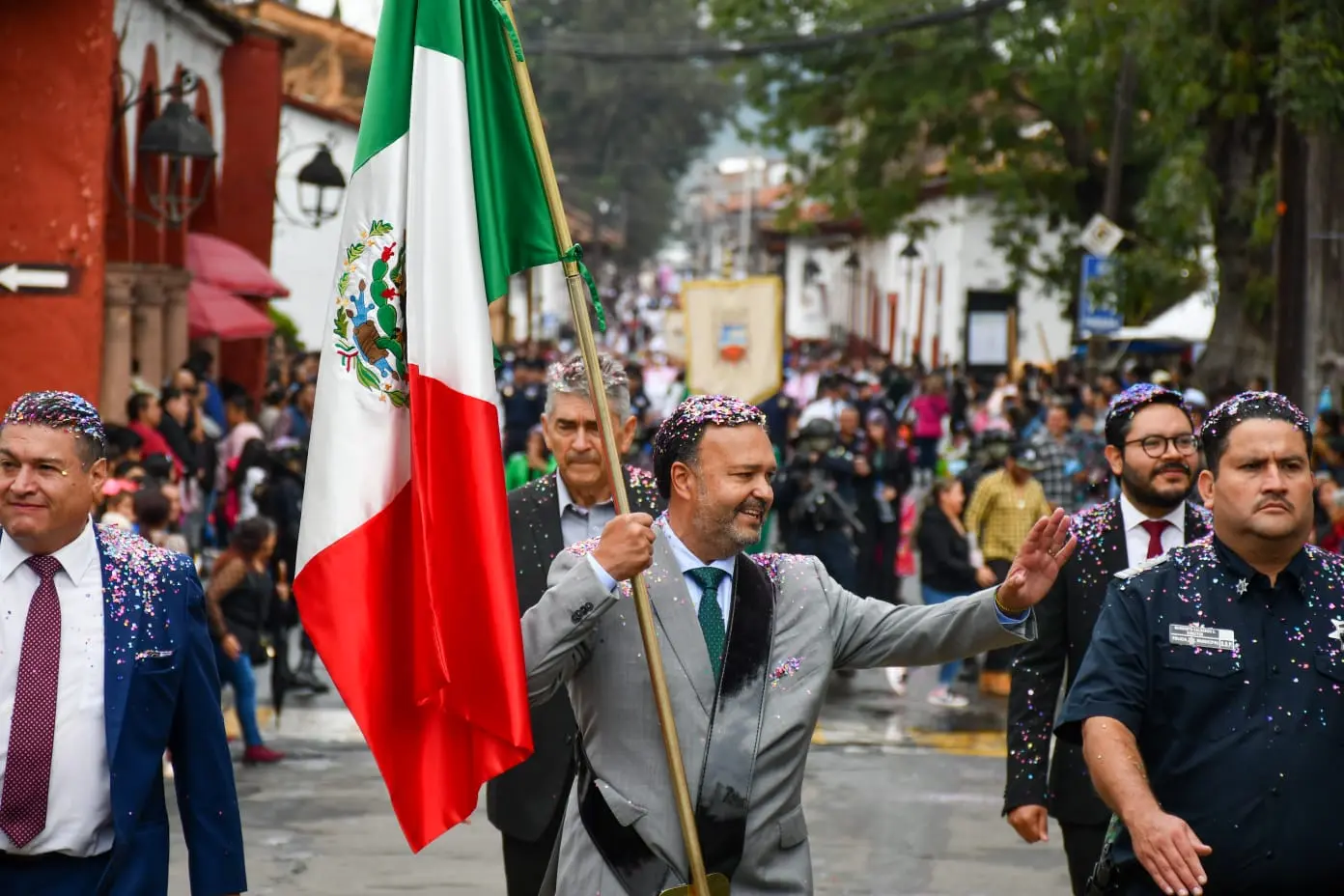 Julio Arreola encabeza desfile del 215 Aniversario de la Independencia en Pátzcuaro