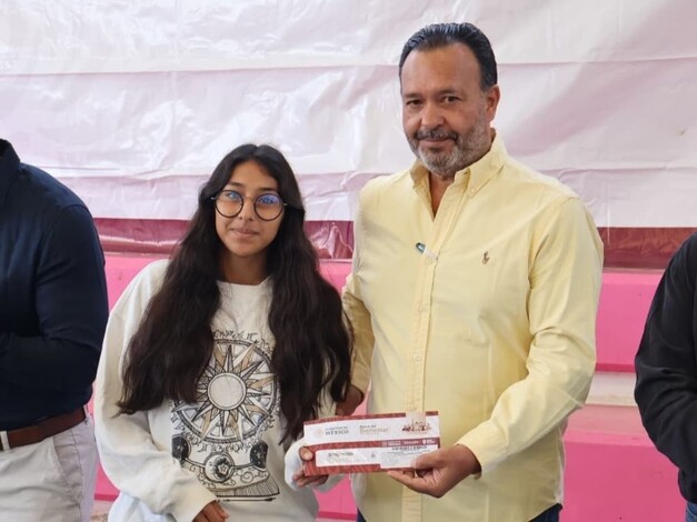 Julio Arreola encabeza entrega de becas Benito Juárez a jóvenes de Pátzcuaro