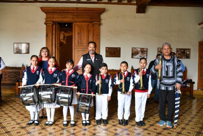 Julio Arreola entrega instrumentos a bandas de guerra escolares y comunitarias en Pátzcuaro